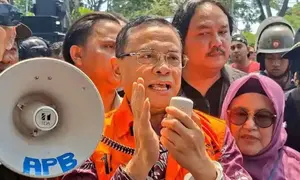 Dengan tangan diborgol Bupati Pati Nonaktif Sudewo minta pendukungnya untuk mendoakan agar dirinya bebas. (Liputan6.com/ Arief Pramono)