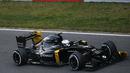Pebalap Renault, Kevin Magnussen, mencatatkan waktu tercepatnya 1 menit 25,263 detik pada sesi pertama hari ke-4 tes pramusim di Sirkuit Catalunya, Barcelona, Spanyol, Kamis (25/2/2016). (Reuters/Sergio Pere)