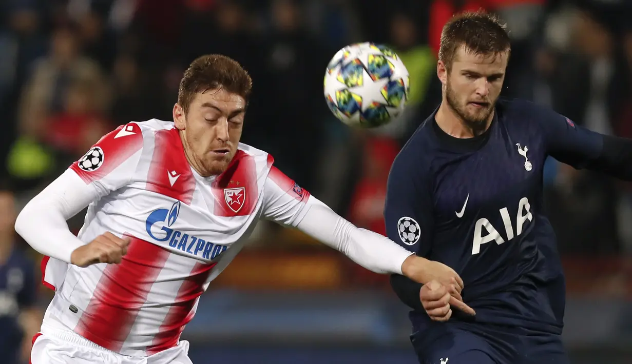 Bek Tottenham Hotspur, Eric Dier berebut bola dengan pemain Red Star Belgrade, Milan Pavkov  pada pertandingan Grup B Liga Champions di Rajko Mitic Stadium, Serbia (6/11/2019). Tottenham menang telak 4-0 atas Red Star. (AP Photo/Darko Vojinovic)