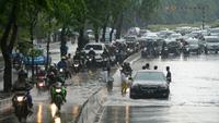 Beberapa kendaraan, baik sepeda motor maupun mobil, mogok setelah nekat menerobos banjir tersebut. &copy;2015 merdeka.com/muhammad luthfi rahman