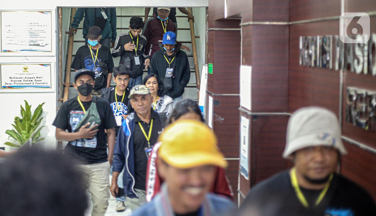 Keluarga korban tragedi Kanjuruhan usai mendatangi Kantor Komisi Nasional Hak Asasi Manusia (Komnas HAM) di Jakarta, Kamis (17/11/2022). Pertemuan yang berlangsung secara tertutup tersebut hendak menyampaikan aspirasi terkait peristiwa pada 1 Oktober 2022 yang menewaskan 135 orang suporter sepak bola. (Liputan6.com/Faizal Fanani)