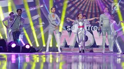 Diva Tanah Air, Rossa menghibur penonton pada Konser "Smartfren Wow" di Istora Senayan, Jakarta, Jumat (20/9/2019). Tak sendiri, Rossa yang mengenakan kostum silver menyala pun ditemani para dancer di atas panggung. (Liputan6.com/Herman Zakharia)