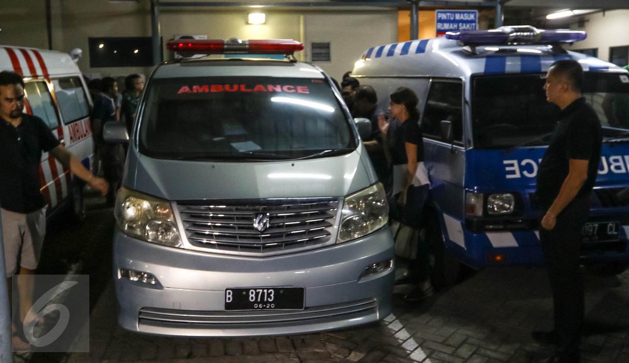 Mobil ambulans yang akan membawa ke rumah duka di Bintaro, Tangsel (31/7). Rencananya, jenazah Mike akan dimakamkan di TPU Tanah Kusir pada Selasa, (2/8). (Liputan6.com/Fery Pradolo)