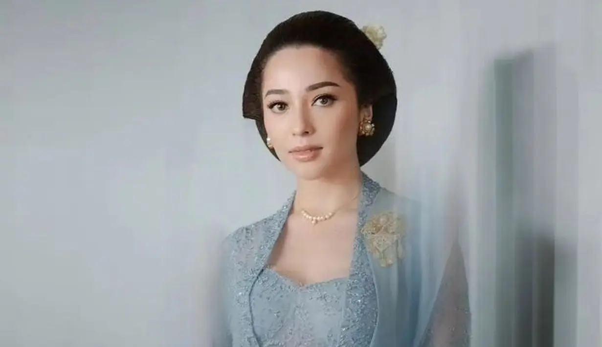 Nikita Willy tampil elegan dan anggun mengenakan kebaya biru muda, dipadu kain batik cokelat muda sebagai rok. [Foto: Instagram/avenue8boutique]