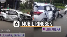 Terlihat sebuah mobil berwarna abu-abu itu ringsek di bagian depan dan samping.