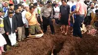Aa Jimmy dimakamkan bersebelahan dengan liang lahat sang istri Hati Nur Illah (34), yang juga turut menjadi korban tsunami. (Liputan6.com/Achmad Sudarno)