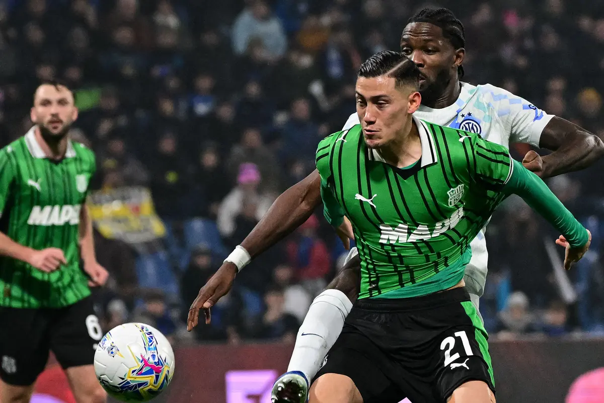 Foto: Aksi Jay Idzes saat Timnya Dihajar Inter Milan 0-5 di Liga Italia