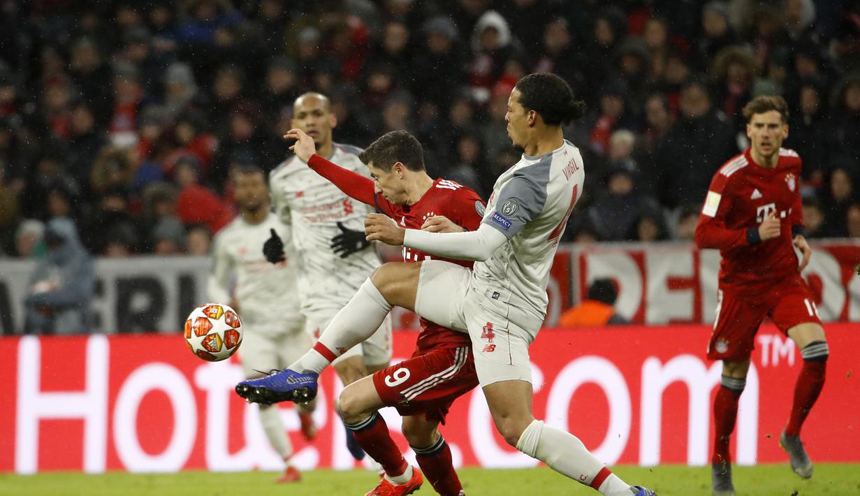Duel antara Van Dijk dan Lewandowski pada leg kedua, babak 16 besar Liga Champions yang berlangsung di Stadion Allianz Arena, Munchen, Kamis (14/3). Liverpool menang 3-1. (AFP/Odd Andersen)