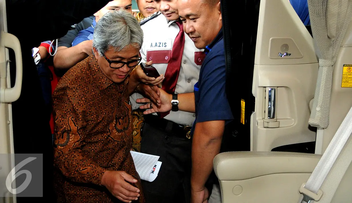 Direktur Utama PT Pertamina (Persero) Dwi Soetjipto memasuki mobil usai menyerahkan Laporan Harta Kekayaan Penyelenggara Negara (LHKPN) di KPK, Jakarta, Senin (31/8/2015). (Liputan6.com/Herman Zakharia)