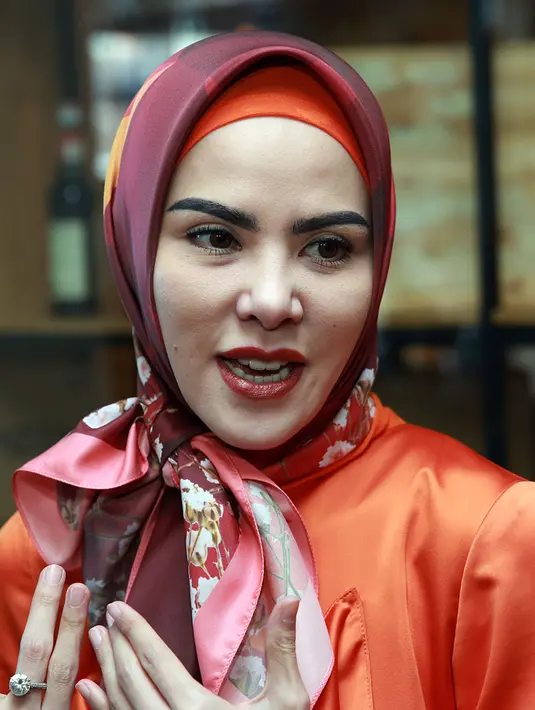 Pemilik nama lahir Lelly Anggraeni ini mengaku kariernya ini juga didukung oleh pasangannya, Fahrul Sudiana. Bahkan sering mengantar ke lokasi syuting. (Deki Prayoga/Bintang.com)