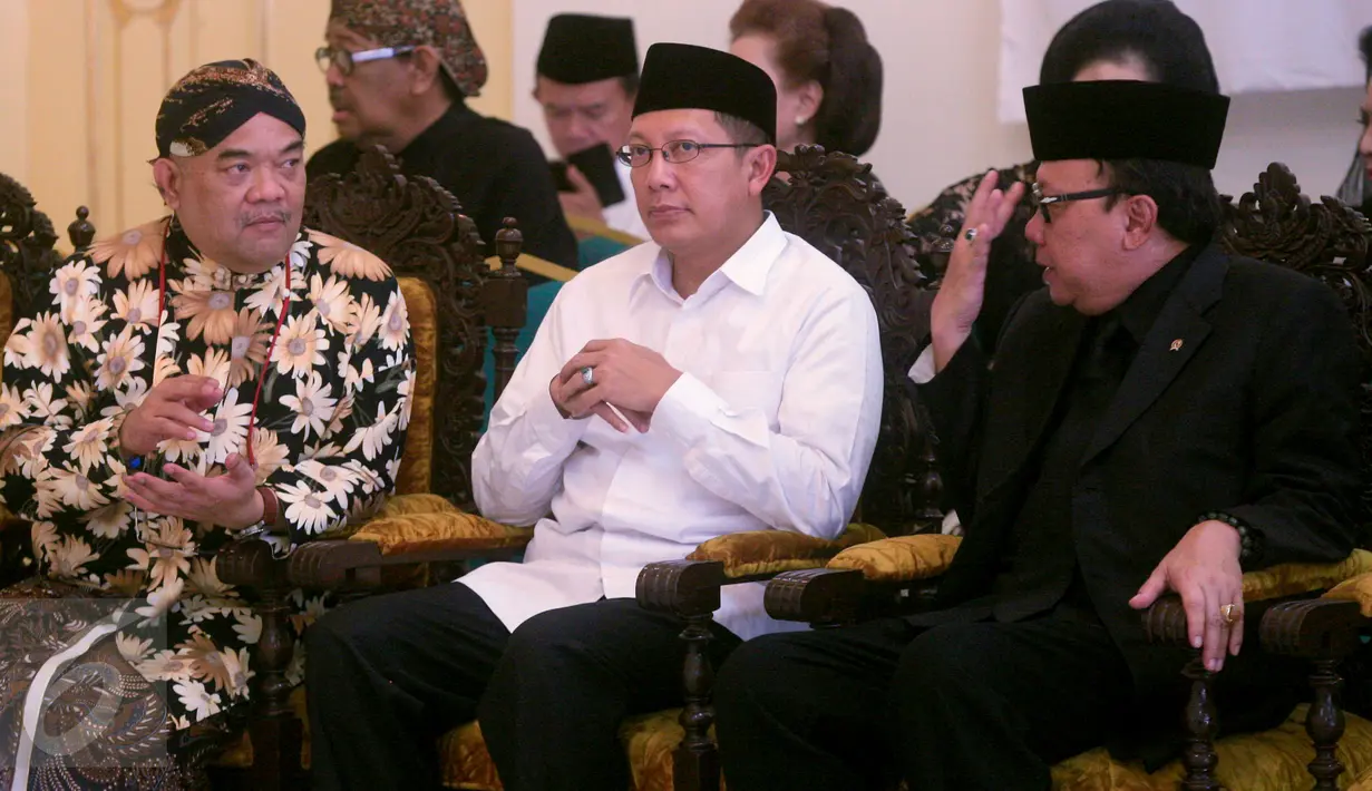 Menag Lukman Hakim Saifuddin (tengah) menghadiri pemakaman  KGPAA Paku Alam IX di Puro Pakualaman, Yogyakarta, Minggu (22/11/2015). Paku Alam IX meninggal pada Sabtu (21/11) dan akan dimakamkan di Astana Giri Gondo Kulon Progo. (Foto:Boy  Harjanto)