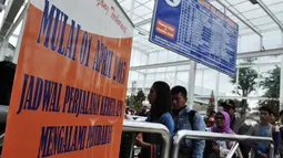 Tampak spanduk perubahan jadwal perjalanan kereta api di Stasiun Pasar Senen, Jakarta, Jumat (13/3/2015). PT KAI akan menaikkan harga tiket per 1 April 2015, kenaikan dipengaruhi oleh fluktuasi harga bahan bakar minyak. (Liputan6.com/Faizal Fanani)