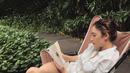 Saat tidak menjalani kegiatan sebagai aktris, Tatjana Saphira memilih untuk menghabiskan waktu membaca buku. Dengan penampilan santainya ini, Tatjana terlihat fokus menikmati lembar demi lembar di buku yang dibacanya.(Liputan6.com/IG/@tatjanasaphira)