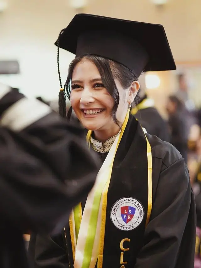 9 Gaya Menawan Prilly Latuconsina Pakai Kebaya di Momen Wisuda, Jadi Lulusan Terbaik
