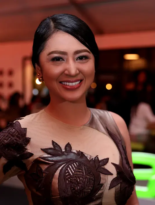 Dewi Perssik yang sangat antusias dengan gaunnya ini memberikan pendapatnya mengenai industri fashion tanah air. Ia rupanya bangga fashion Indonesia sudah berkembang bahkan hingga luar negeri. (Andy Masela/Bintang.com)