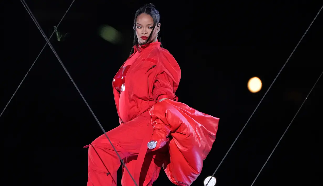 <p>Rihanna tampil pada acara turun minum pertandingan sepak bola NFL Super Bowl 57 antara Kansas City Chiefs dan Philadelphia Eagles di Glendale, Arizona, Amerika Serikat, 12 Februari 2023. Perut Rihanna yang membesar dengan cepat memicu spekulasi warganet bahwa ia mungkin hamil anak keduanya dengan pasangan A$AP Rocky. (AP Photo/Godofredo A. Vasquez)</p>