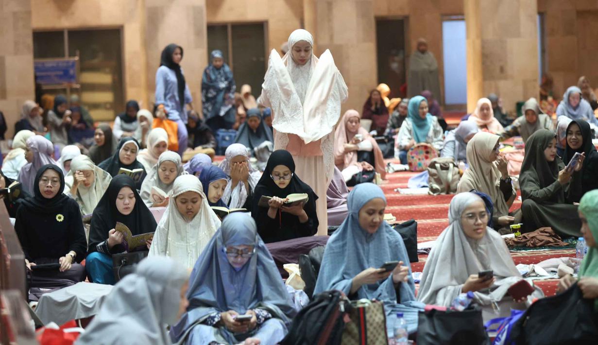 Selain berdiam diri, aktivitas Itikaf dilakukan dengan memperbanyak zikir, salat sunnah, membaca Al-Qur'an, berdoa, serta muhasabah atau introspeksi diri. Tampak dalam foto, umat Muslim dari berbagai wilayah Jakarta dan sekitarnya saat melakukan Itikaf pada malam ke-21 Ramadan di Mesjid Istiqlal, Jakarta, Selasa (10/3/2026). (Kapanlagi.com/Budy Santoso)