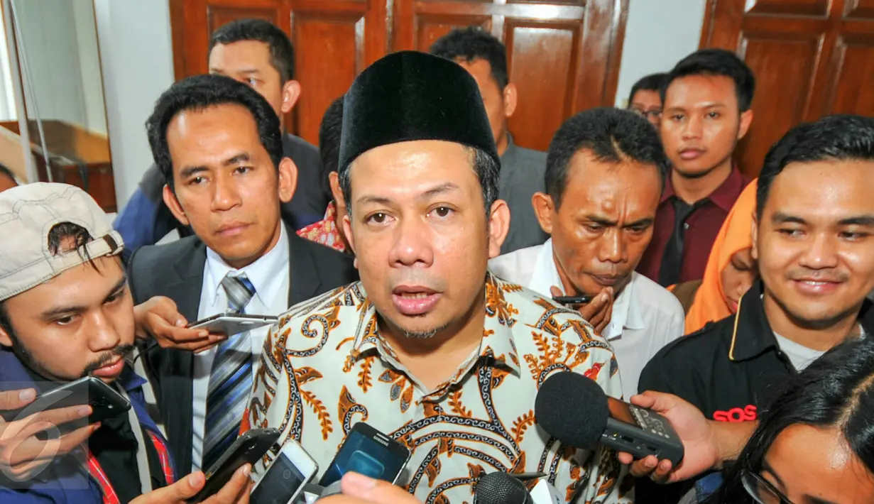 Wakil Ketua DPR RI Fahri Hamzah memberikan keterangan usai menjalani proses mediasi dengan PKS di PN Jakarta Selatan, Selasa (3/5). Fahri Hamzah menggugat PKS atas keputusan pemecatan dirinya dari segala jenjang organisasi. (Liputan6.com/Yoppy Renato)