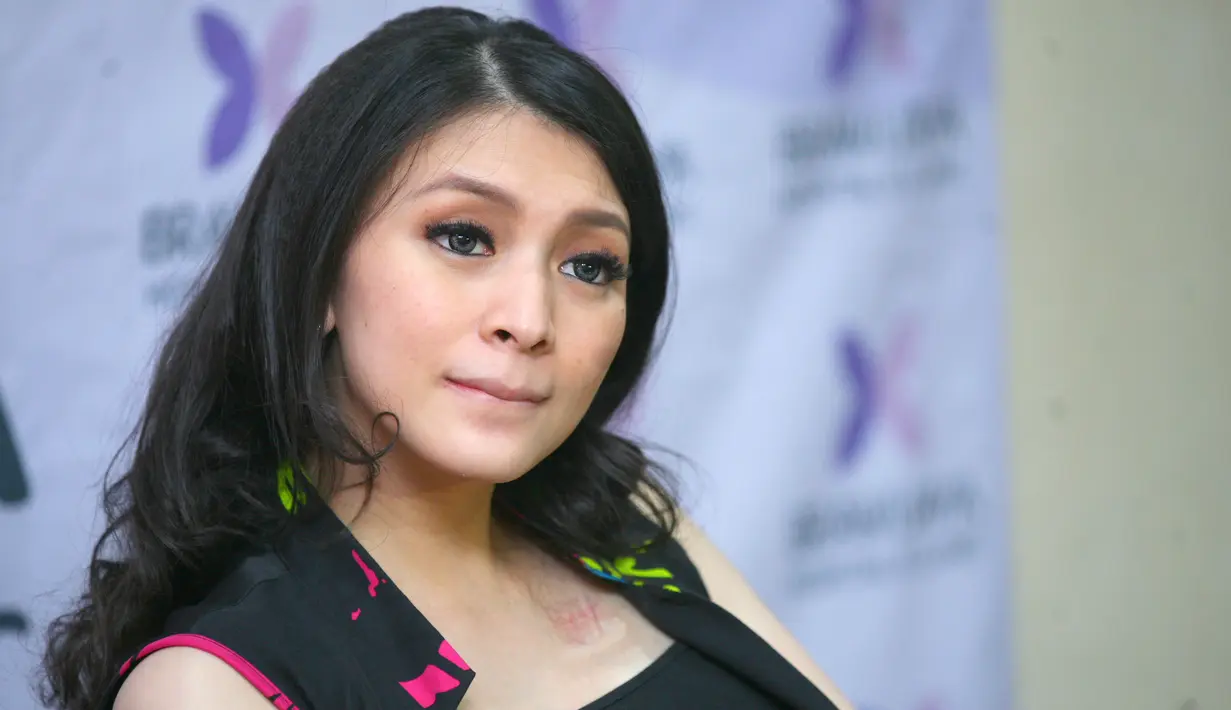 "Semoga kelak putra kami jadi anak solehah, berbakti kepada kedua orangtua, cerdas, baik hati dan perilaku. Insyallah menjadi anak yang berguna bagi agama, lingkungan, bangsa dan negara,” tutur Adi Nugroho. (Nurwahyunan/Bintang.com)