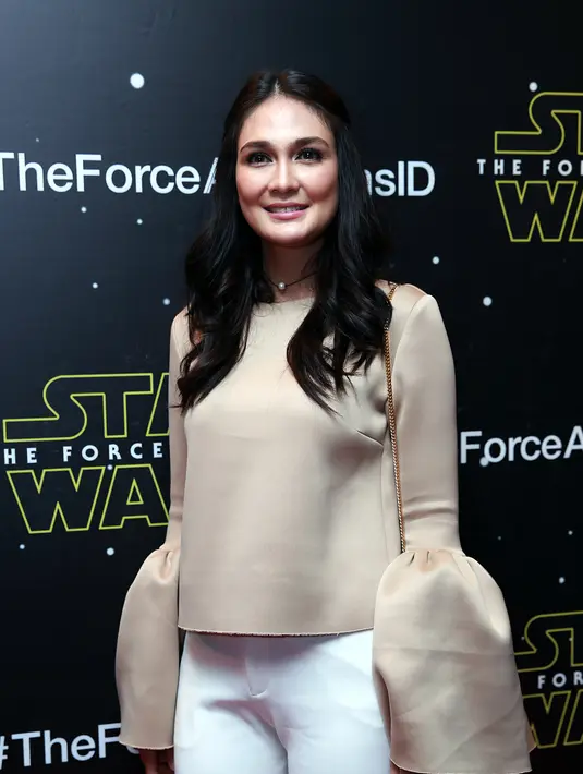 Luna Maya memasarkan dagangannya secara online di bawah bendera Luna Habbit yang dewasa ini diminati oleh masyarakat luas. Kerja kerasnya dalam menekuni bisnis ini pun berbuah manis. (Deki Prayoga/Bintang.com)