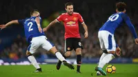 Gelandang Manchester United Juan Mata berusaha mengambil bola dari pemain Everton saat pertandingan Liga Inggris di Goodison Park, Liverpool (1/1). Dua gol United tercipta di babak kedua lewat aksi Anthony Martial dan Jesse Lingard. (AFP Photo/Paul Ellis)