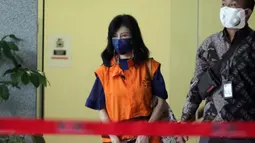 Wakil Direktur PT Adonara Propertindo, Anja Runtuwene usai menjalani pemeriksaan di Gedung KPK, Jakarta, Jumat (20/8/2021). Anja Runtuwene merupakan tersangka dugaan korupsi pengadaan tanah untuk Perumda Pembangunan Sarana Jaya tahun 2019 di Munjul Pondok Ranggon. (Liputan6.com/Helmi Fithriansyah)