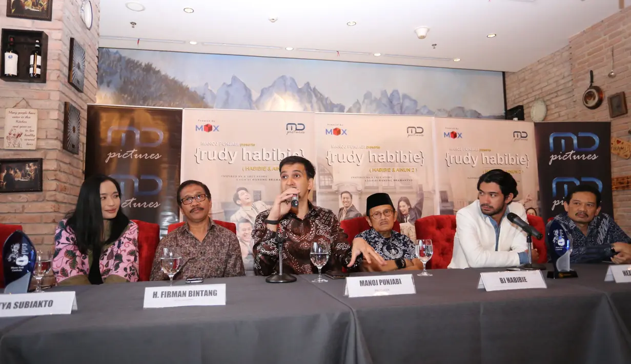 Rumah Produksi MD menggelar syukuran dan konferensi pers kemenangan film Rudy Habibie (Baik dalam kategori aktor dan piñata musik terbaik) di Festival Film Asia Pasifik ke-57, Jakarta, Selasa (8/8/2017). (Adrian Putra/Bintang.com)