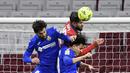 Bek Atletico Madrid, Felipe, duel udara dengan pemain Getafe, Enes Unal dan Xabier Etxeita, pada laga Liga Spanyol di Stadion Wanda Metropolitano, Rabu (30/12/2020). Atletico Madrid menang dengan skor 1-0. (AFP/Oscar Del Pozo)