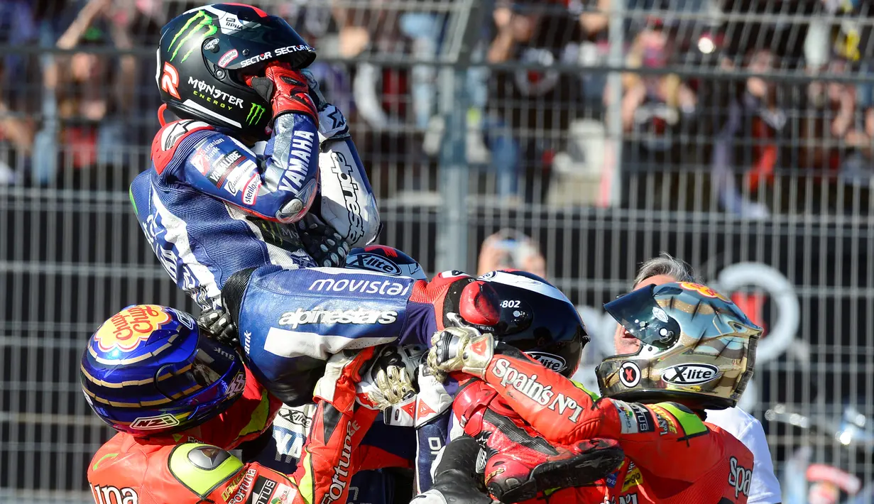 Pebalap Movistar Yamaha, Jorge Lorenzo, merayakan gelar juara dunia kelimanya setelah finis pertama dalam MotoGP Valencia di Sirkuit Ricardo Tormo, Valencia, Spanyol, (8/11/2015). (AFP Photo/Jose Jordan)