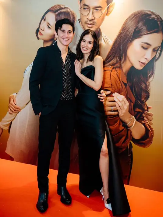Dalam spesial screening in pun Marsha Timothy didampingi Vino G Bastian yang mengenakan setelan jas dan celana panjang hitam tanpa motif. Setelan ini dipadu dengan kemeja hitam dengan motif titik-titik putih yang efektif menghindari kesan monoton. “Tak ada duanya,” tulis Vino G Bastian menyertai foto ini seraya menyematkan emotikon setangkai mawar. (Foto: Dok. Instagram @vinogbastian__)