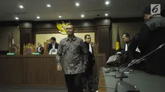 Terdakwa suap pembangunan jalan di Kementerian PUPR, Yudi Widiana Adia bersiap meninggalkan ruang sidang usai mendengar pembacaan putusan di Pengadilan Tipikor, Jakarta, Rabu (21/3). Yudi divonis sembilan tahun penjara. (Liputan6.com/Helmi Fithriansyah)