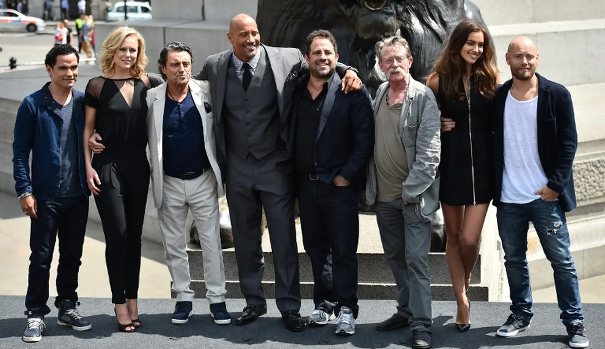 Irina Shayk berpose bersama para pemain di sesi foto film 'Hercules' di London, Rabu (2/7/14). (AFP PHOTO/Ben Stansall)