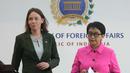 Menteri Luar Negeri Indonesia, Retno Marsudi (kanan) bersama Menteri Luar Negeri Belanda, Hanke Bruins Slot dalam pertemuan bilateral di Jakarta, Selasa, 31 Oktober 2023. (AP Photo/Tatan Syuflana)