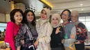Marini Zumarnis tampil casual mengenakan atasan kemeja coklat dipadukan bawahan celana denim flare serta kerudungnya. Bella Saphira mengenakan atasan blouse turtle neck bermotif dipadukan celana hitam. [@inekekoes]