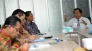 Menko Kemaritiman Rizal Ramli (kanan) saat melakukan pertemuan dengan pimpinan SCM Grup di Jakarta, Rabu (15/6/2016). Pertemuan membahas beberapa permasalahan terkini. (Liputan6.com/Helmi Fithriansyah)