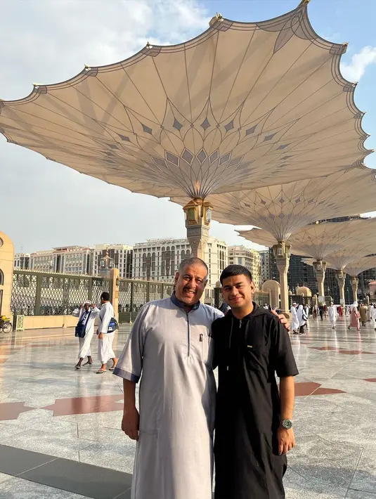 Fadil menambahkan, rumah yang ditempati orangtuanya, merupakan hasil nyicil. Saat itu, ayahnya nekad ambil rumah agar ibundaya dan mertua bisa tinggal bersama. [Instagram/fadiljaidi]