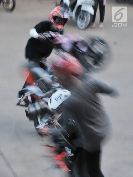 Aksi freestyler motor saat meramaikan waktu menjelang berbuka puasa atau ngabuburit di Banjir Kanal Timur (BKT), Jakarta, Minggu (12/5/2019). Aksi para freestyler menari di atas kuda besi menjadi daya tarik sekaligus tontonan warga yang sedang ngabuburit di BKT. (merdeka.com/Iqbal Nugroho)