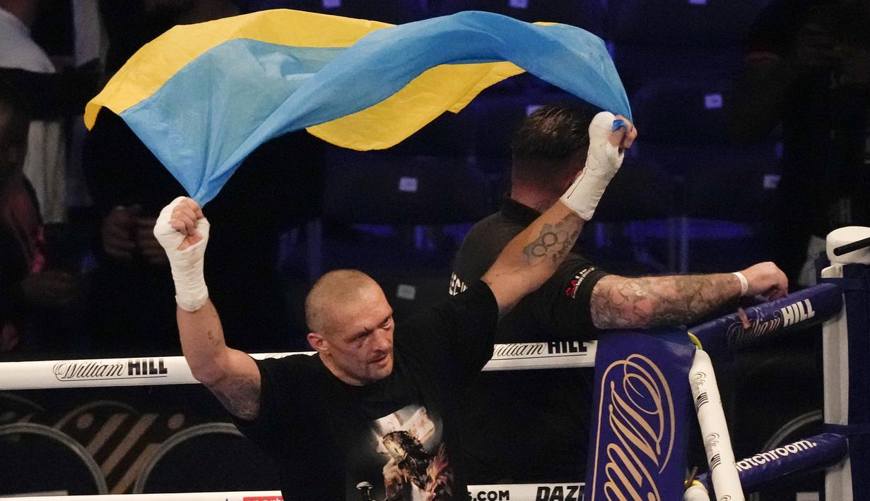 Joshua tetap bertahan hingga akhir ronde itu. Tapi, ia harus kehilangan empat sabuk gelarnya karena juri memberi skor kemenangan mutlak untuk Usyk dengan angka 117-112, 116-112, 115-113. (AP/Frank Augstein)