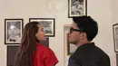 Aaliyah mengenakan kemeja crop warna merah dipadukan celana hitamnya. Thariq lagi-lagi tampil dengan outfit hitam ya.  [@aaliyah.massaid]