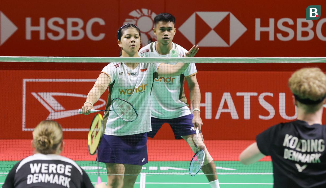 Felisha Pasaribu melakukan pukulan pertama saat bertanding pada babak 32 besar Indonesia Masters 2026 melawan wakil Denmark di Istora Senayan, Jakarta, Rabu (21/1/2026) siang. (Bola.com/Abdul Aziz)