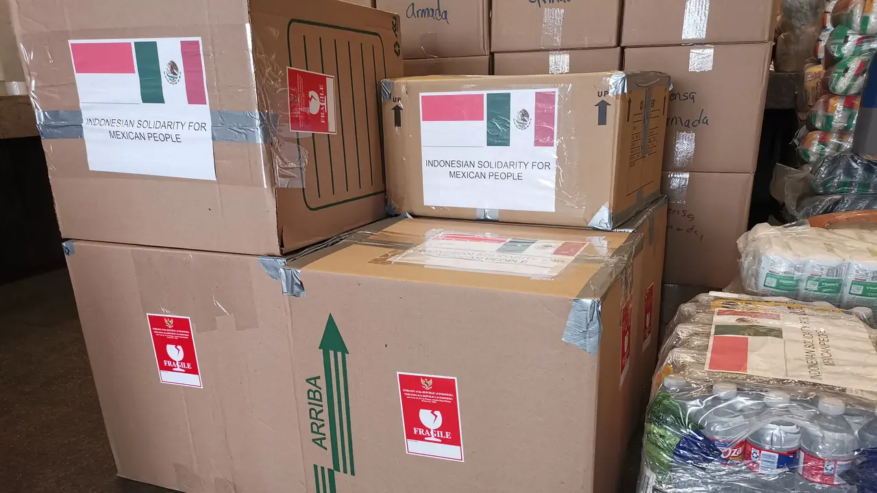 KBRI Mexico City salurkan bantuan dalam bentuk bahan pangan dan minuman yang diserahkan kepada Kementerian Luar Negeri Meksiko (Kemlu.go.id)