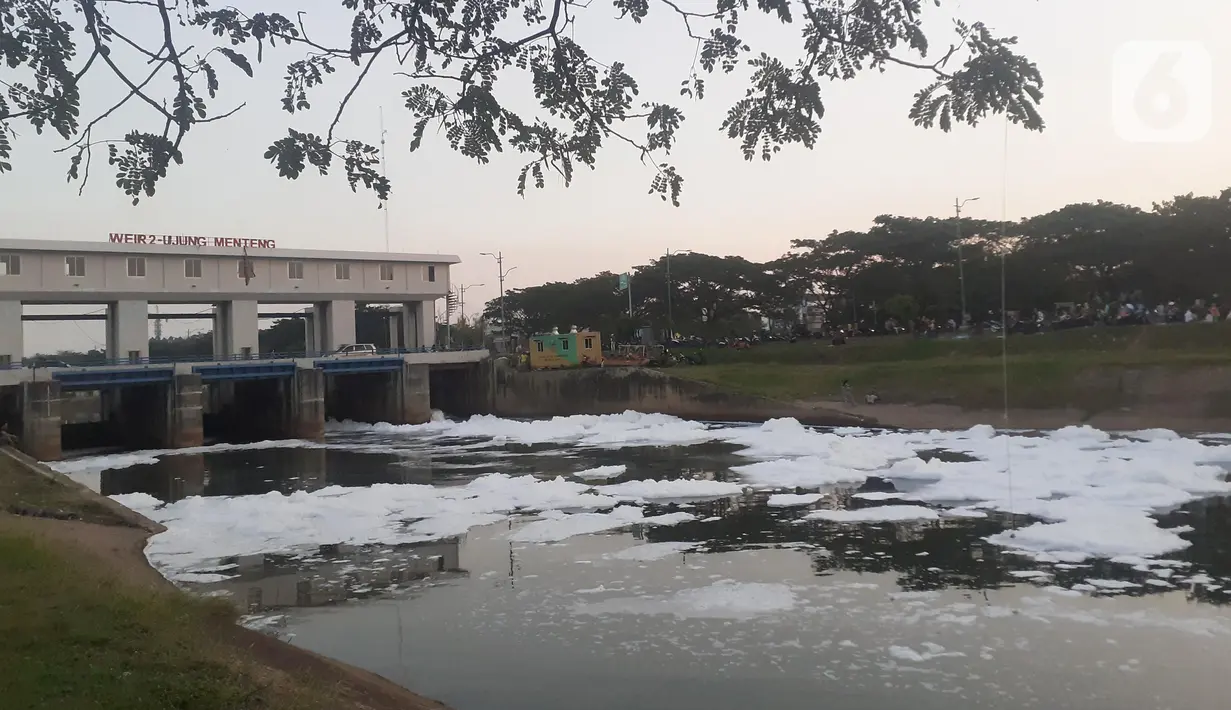 Limbah busa terlihat di Pintu Air WFIR 2 Ujung Menteng, Cakung, Jakarta, Minggu (5/7/2020). Kondisi ini sudah terjadi selama lebih kurang satu pekan. (Liputan6.com/Helmi Fithriansyah)