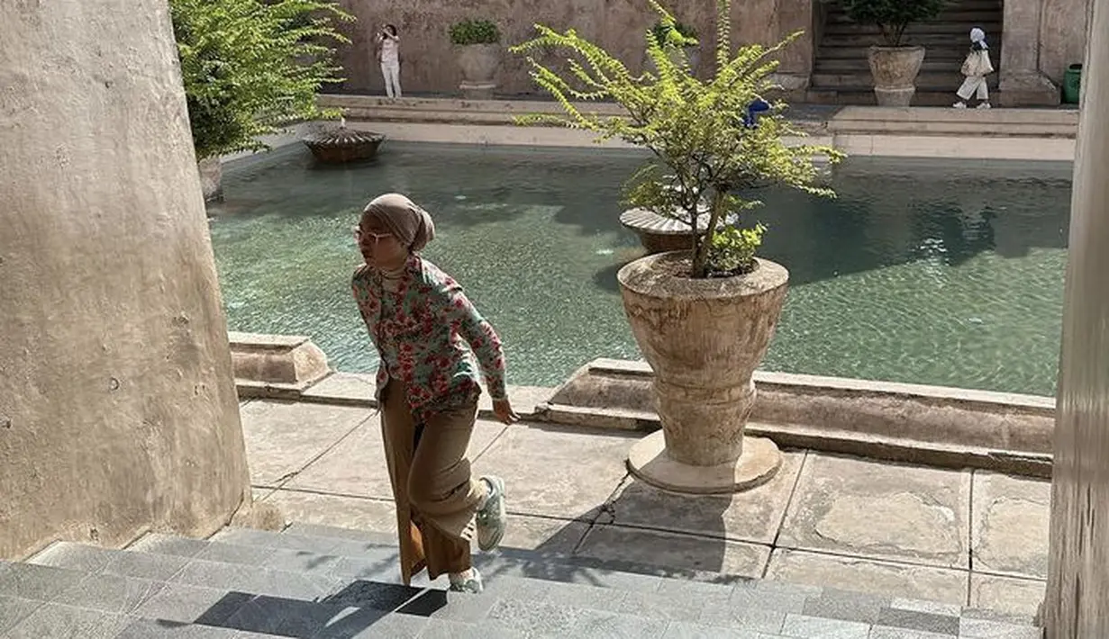 Gayanya semakin kasual dengan sepatu sneaker Nike Dunk warna hijau mint dan putih.
[@camilliazr]