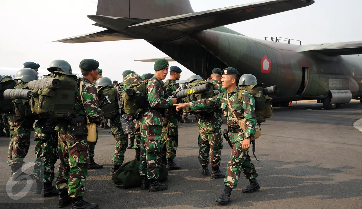 TNI yang tergabung dalam Satgas Pemadaman Kebakaran Hutan dan Lahan bersiap masuk ke pesawat Hercules di Lanud Halim Perdanakusuma Jakarta, Selasa (27/10). 1000 personil TNI kembali diberangkatkan untuk membantu BNPB. (Liputan6.com/Helmi Fithriansyah)