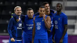 Meski akan menjalani laga penting menghadapi Maroko yang telah menumbangkan banyak tim unggulan, Kylian Mbappe dkk justru santai menjalani sesi latihan di Jassim-bin-Hamad Stadium, Doha, Qatar. (AFP/Franck Fife)