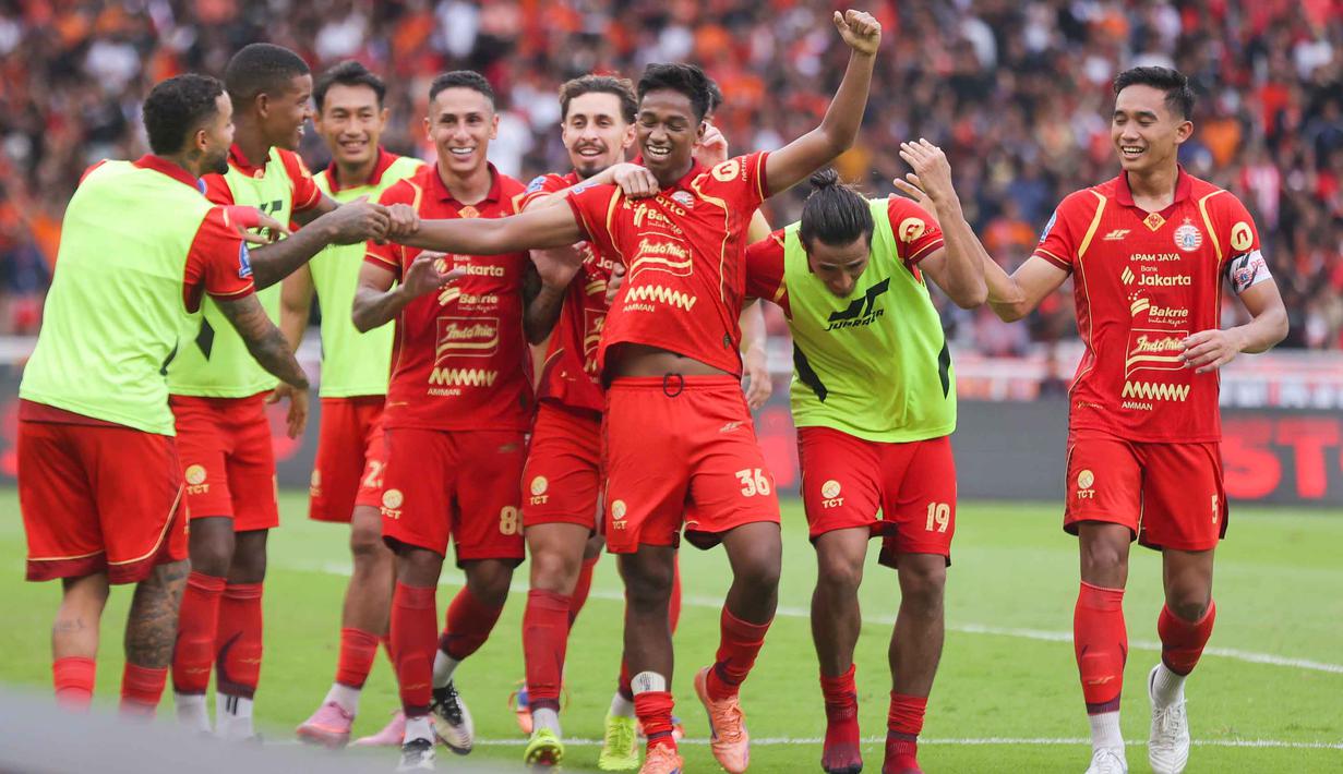 Hingga akhir pertandingan, skor tidak berubah, Persija unggul 2-0 atas Persijap. Tampak dalam foto, pemain Persija merayakan gol Aditya Warman (ketiga kanan) pada laga pekan ke-16 BRI Super League 2025/2026 melawan Persijap di Stadion Utama Gelora Bung Karno (SUGBK), Jakarta, Sabtu (3/1/2026). (Bola.com/Abdul Aziz)