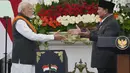 Presiden Prabowo Subianto berjabat tangan dengan Perdana Menteri India Narendra Modi setelah konferensi pers bersama di Istana Merdeka di Jakarta, Indonesia, Selasa, 7 Juli 2026. (AP Photo/Achmad Ibrahim)