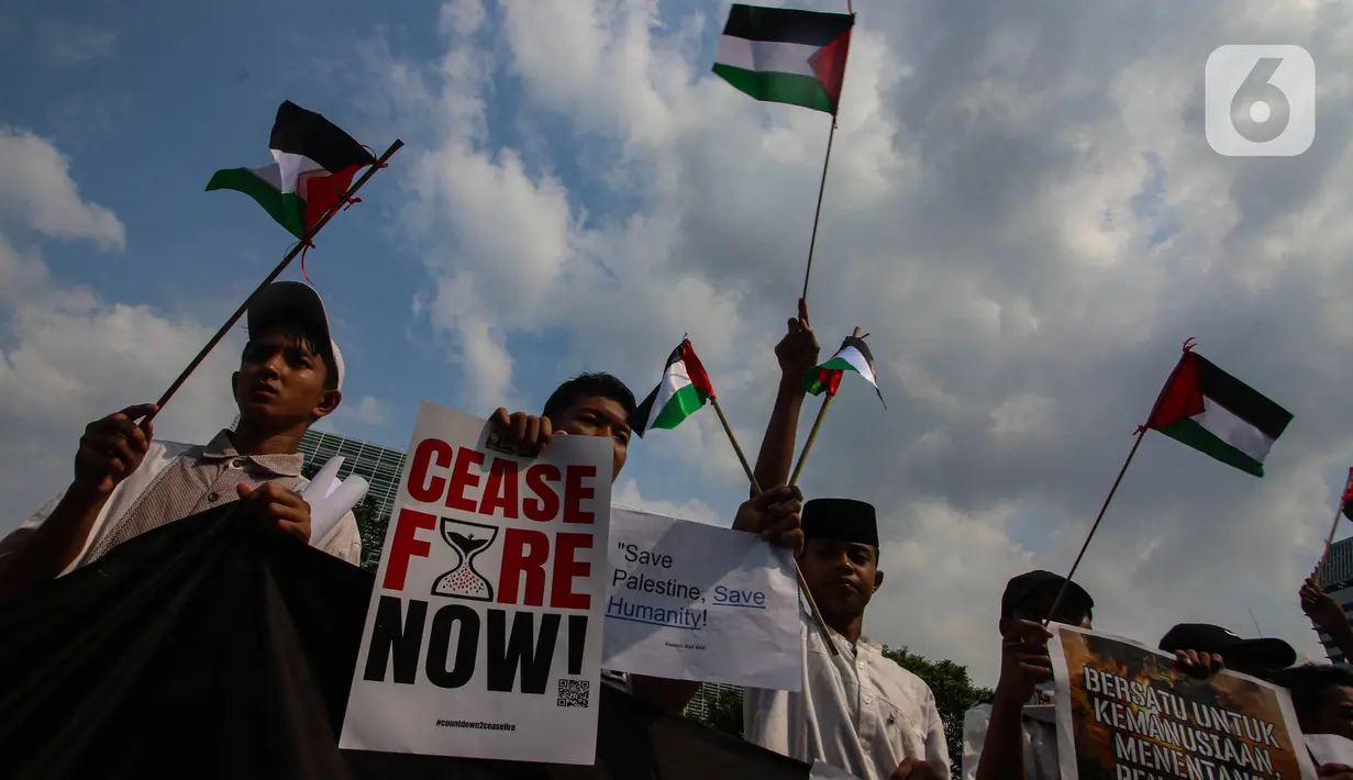 Peserta aksi meneriakkan yel-yel agar aksi genosida segera diakhiri dan segera salurkan bantuan kepada rakyat Gaza. (Liputan6.com/Angga Yuniar)