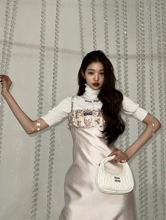 <p>Wonyoung IVE tampil feminim dengan spaghetti strap dress satin pink dihiasi manik-manik. Dipadukan turtleneck putih sebagai inner yang serasi dengan handbagnya. (@for_everyoung10)</p>