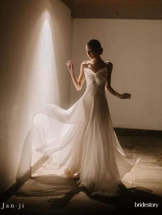 Gaun pengantin Mikha Tambayong tak kalah memikat. Strapless dress yang flowy berwarna putih, simpel tapi mampu membalut tubuh Mikha dengan sangat cantik bak princess. [Foto: Instagram/miktambayong]